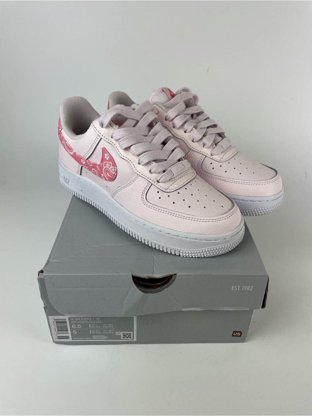 Nike Air Force 1 '07 LV8 'Pink Bandana' sneakers with pink bandana print